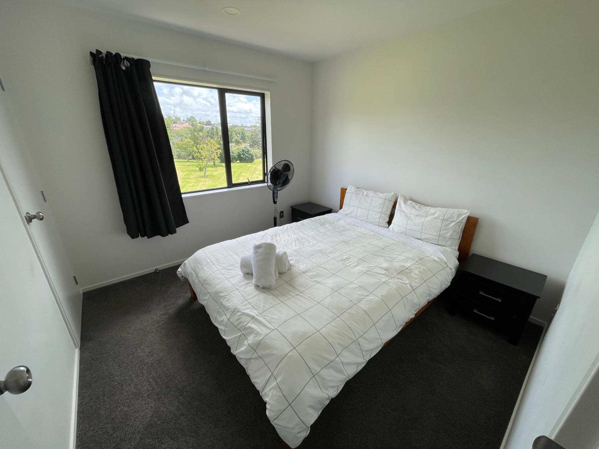 Modern Home By The Reserve Auckland Exteriör bild